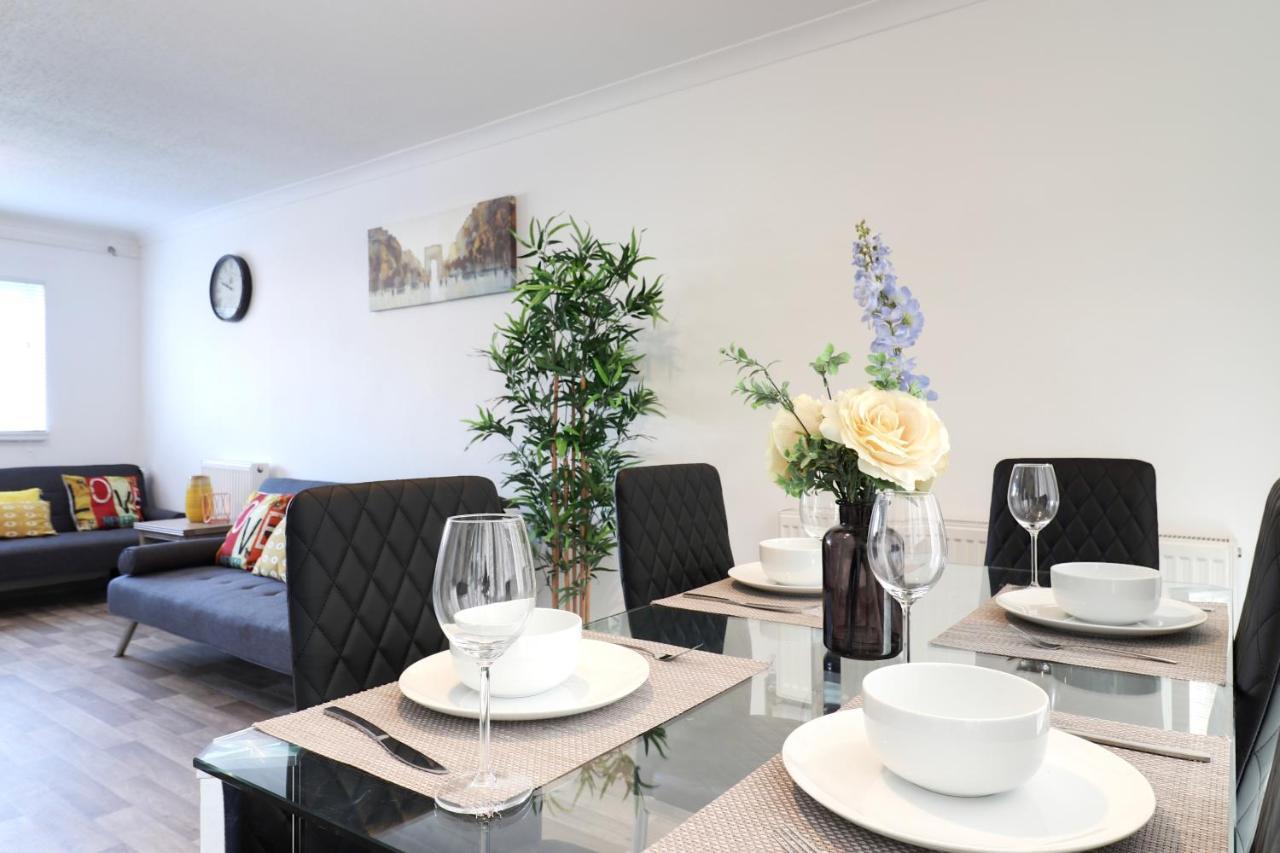 Skyvillion-Stevenage Amazing 3Bed House, Garden, Free Off Street Parking For 2 Cars, Wifi Apartment Exterior photo