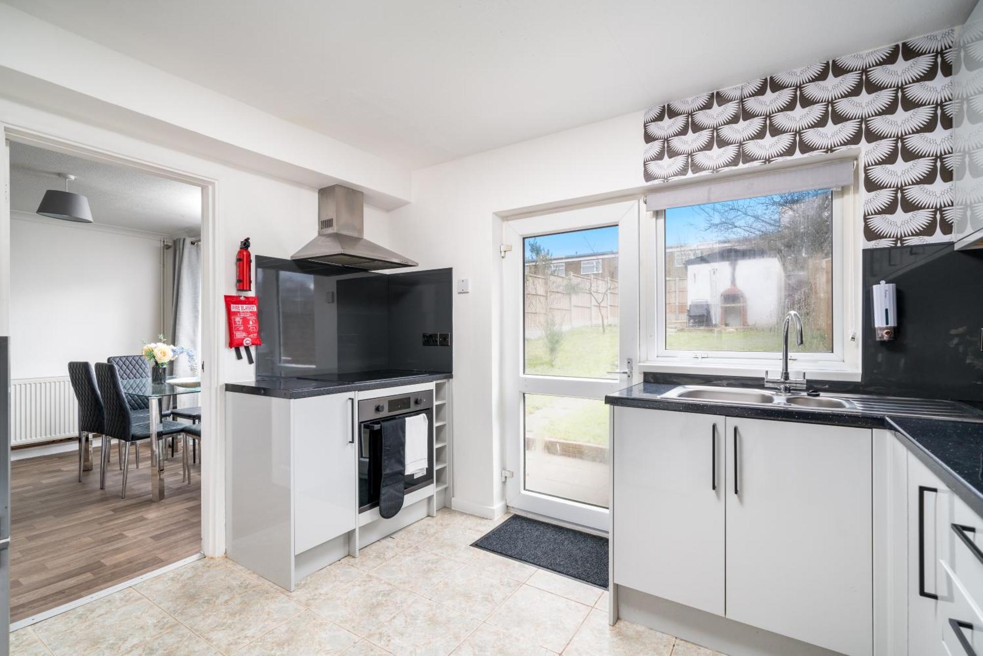 Skyvillion-Stevenage Amazing 3Bed House, Garden, Free Off Street Parking For 2 Cars, Wifi Apartment Exterior photo